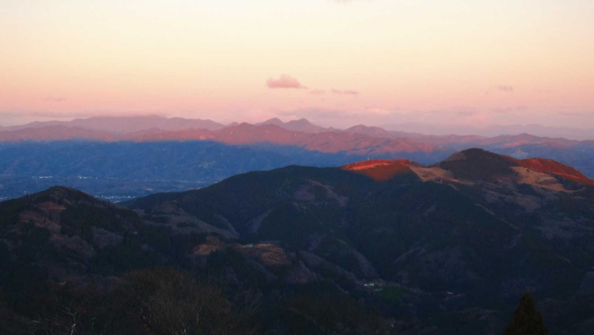 暮れに登った御荷鉾山が東西並んで見える。手前の父不見山（ててめいじやま）が朝陽に輝いてます