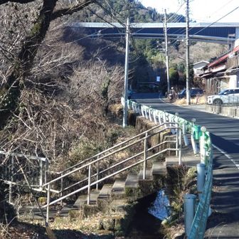 荒井バス停で川沿いの道へ。圏央道高架が見えてきました。