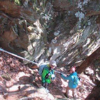 大岩壁に沿って下って行く