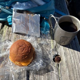 名残峠でコーヒーを淹れて休憩。
目の前の絶景を見ながら持参のサンドイッチを食べた。
