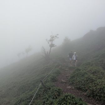 稜線は霧の中！