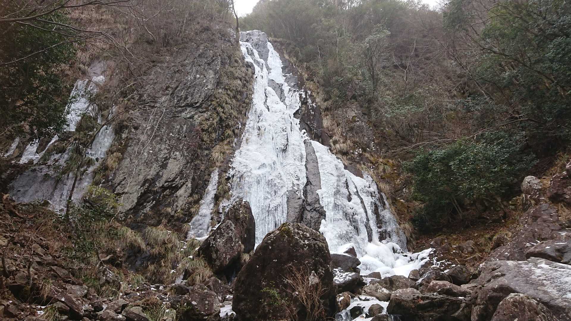 落差65mの扁妙の滝
