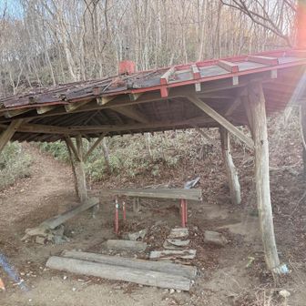 鎖場ゴール！　山頂感満載の四阿　でも山頂はもうちょい先