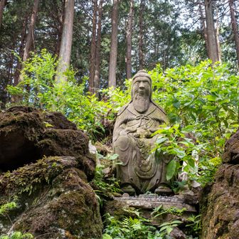 【大平山】山頂手前には『役行者像』祀ってあります。