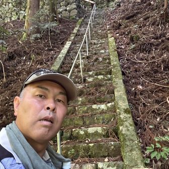 急な階段を登ったところに社があるのかな。
行ってみると。