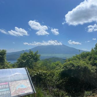 石割山山頂、山頂手前の登りはそこそこ大変、あくまでそこそこで登りより下りのほうがきっと大変