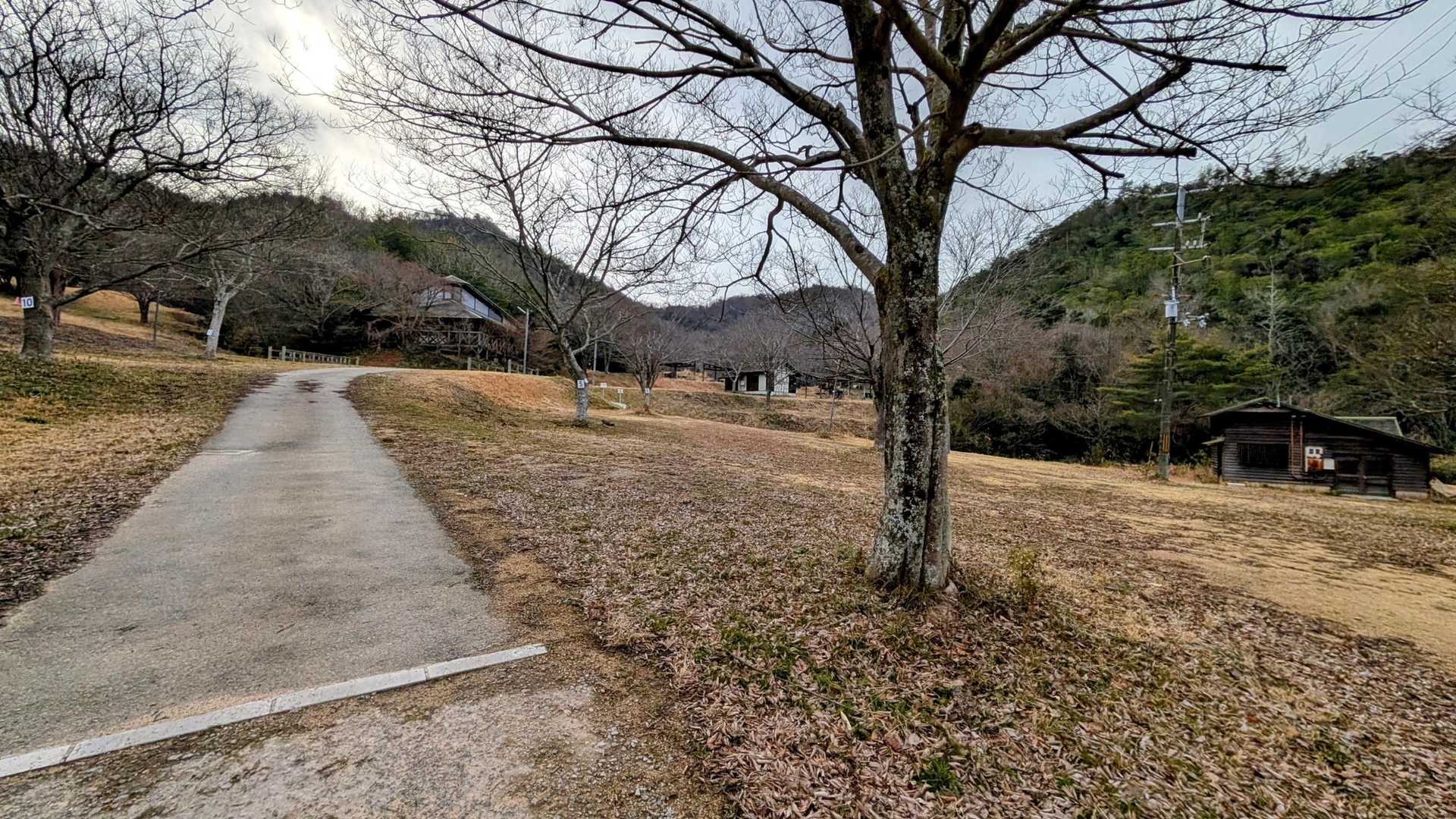 誰もいないキャンプ場に1人…雰囲気が異様すぎる😅笑
