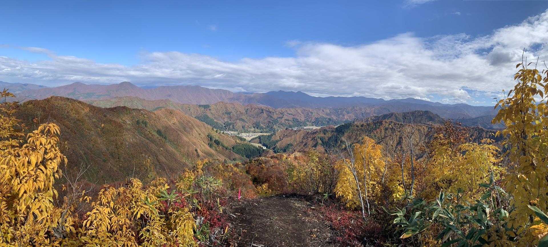 遠くの真ん中、鬼が面とが浅草が岳が見えます。そして最高のパノラマビューですね！
