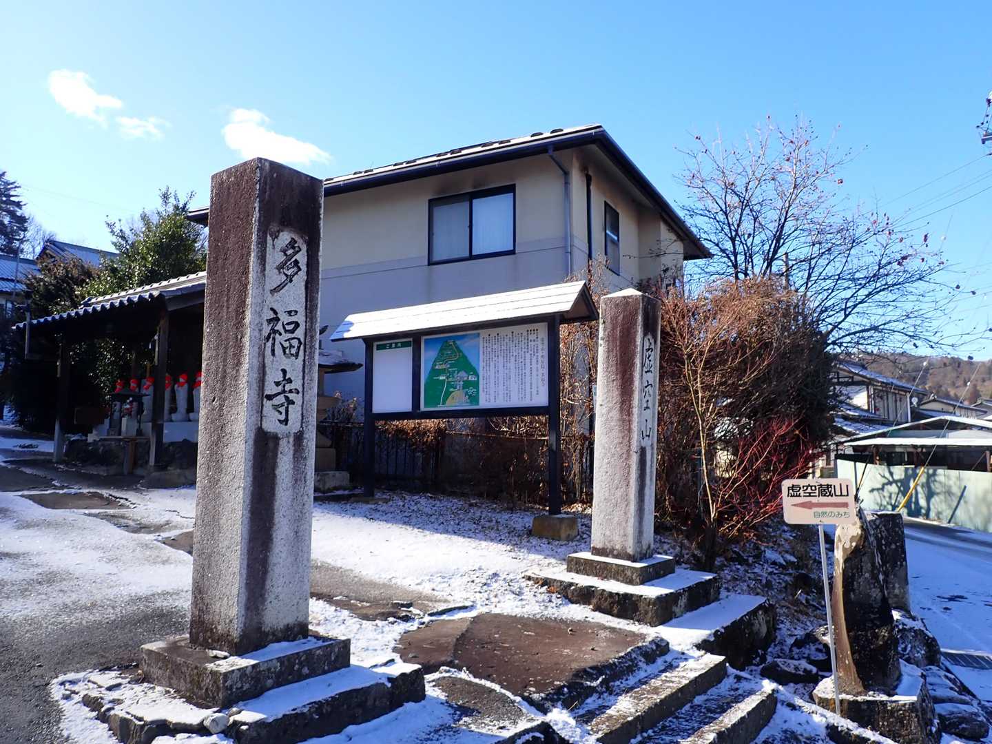 麓の寺院から登ります。多福寺って縁起がよさそう。