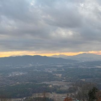 今日行けなかった小田山や、野呂山の山塊が見えます。
雲は多いけど、山の形はくっきり👍