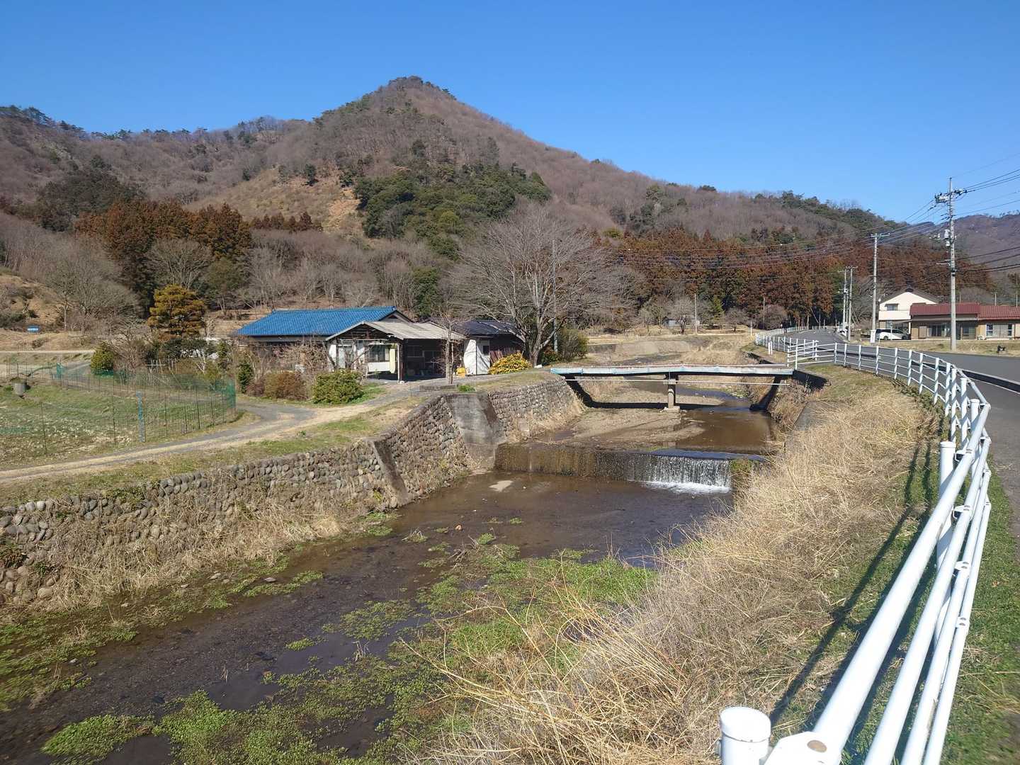駐車場に車を駐めてすぐ近くの登山口まで歩く
