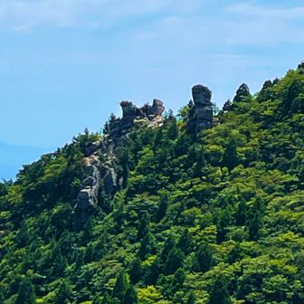 青岳からゆるぎ岩と天狗岩を望む
