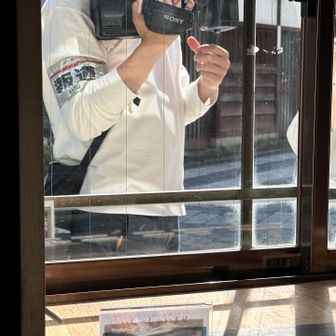 食べていたら、日テレらしき一行が彷徨っていました。
なんだこいつら？
問題はガッツリ映ってしまったことです。
顔は出ていないはず。
