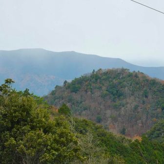 網掛山⛰️とその奥は三峰山⛰️