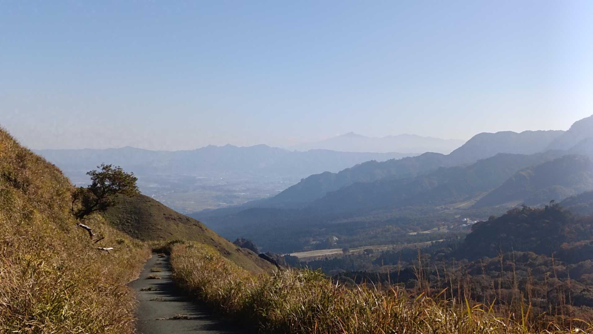 阿蘇外輪山の山々が。清栄山あたりと思います。その奥にもやってるのは、祖母山、障子岳でしょうか。