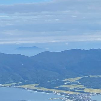 チェックイン15:00からだからのんびり眺めてたら…あれはっ！弥彦山😳‼️