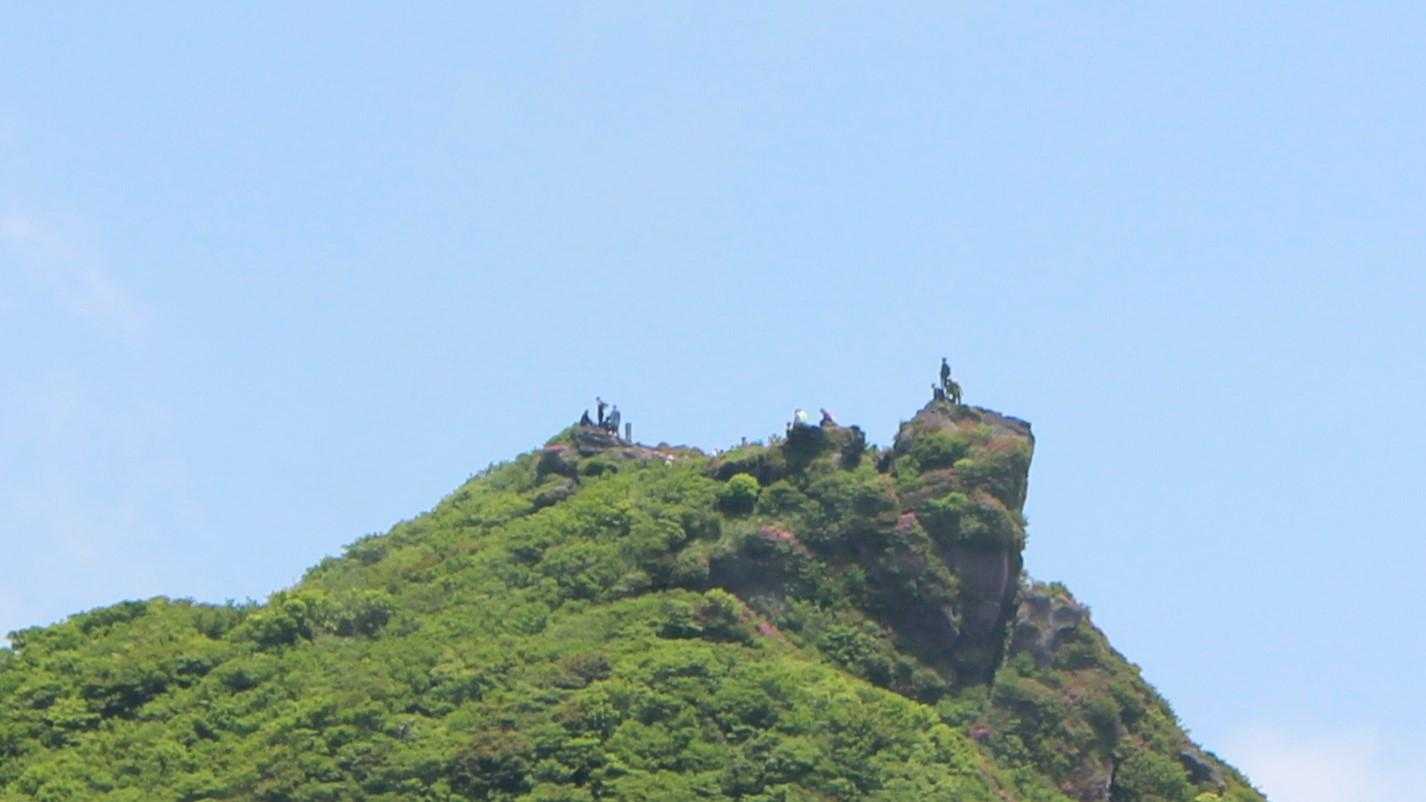 普賢岳山頂は人がたくさん