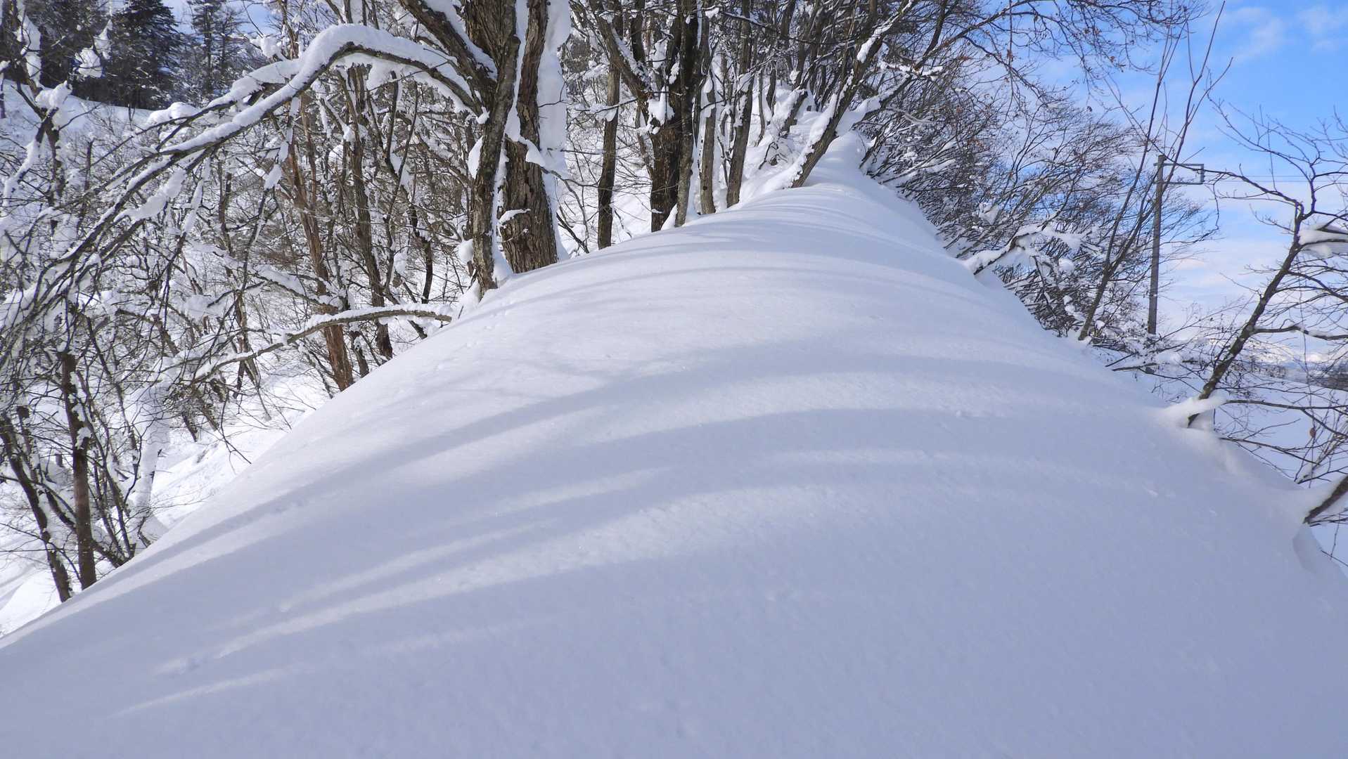 ここももちろんノートレース。痩せ尾根なので足場をしっかり見極めながら
