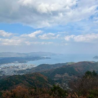 塔尾、到着((´∀｀*))ﾜ-ｲ
今日は霞が強くて
遠景ボンヤリ(｡･ω･｡)