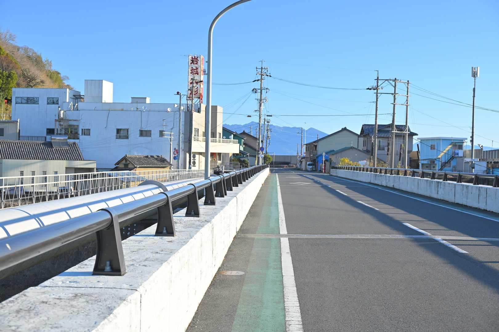 登山口までは舗装路を。歩道がない所もあるので車に気をつけながら歩きます