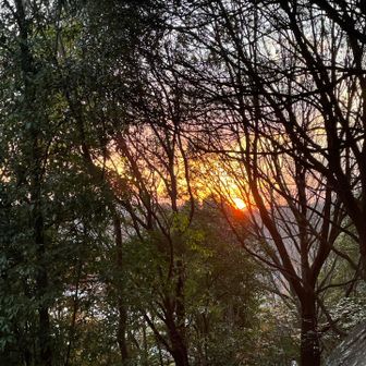 山陰に夕日が沈んでいく