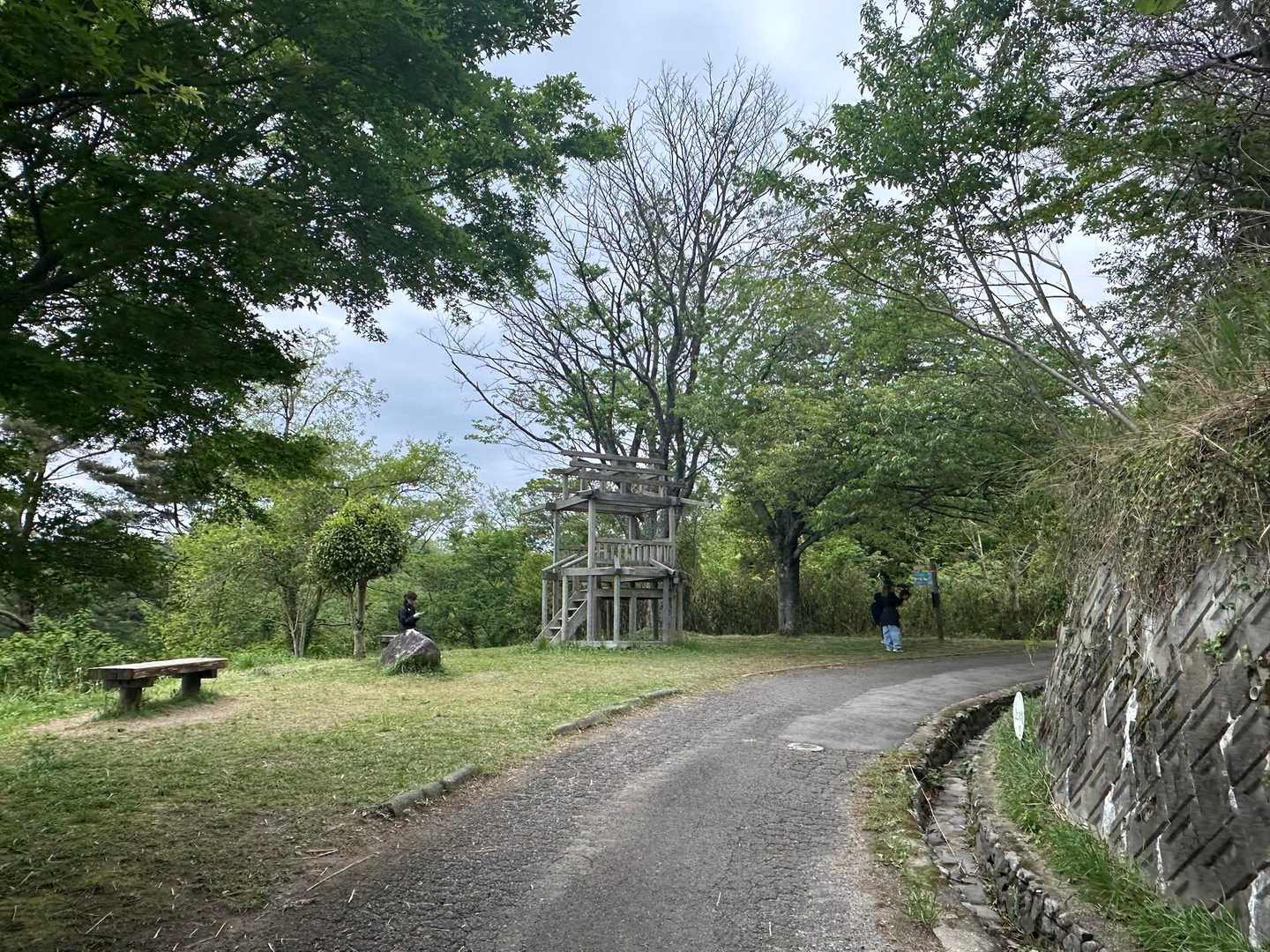 この先を←左に降ります