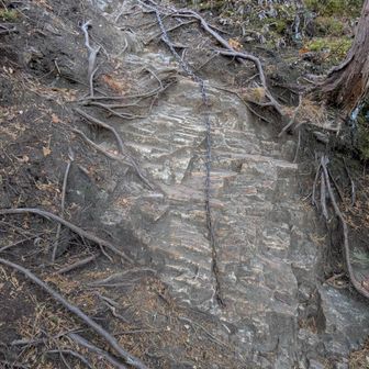 古賀志山系最大の難所を、鎖に全く少しも1mmも触らずに上るおじさん。ﾄﾞﾔ
ウソです、ただの補助的な鎖です。