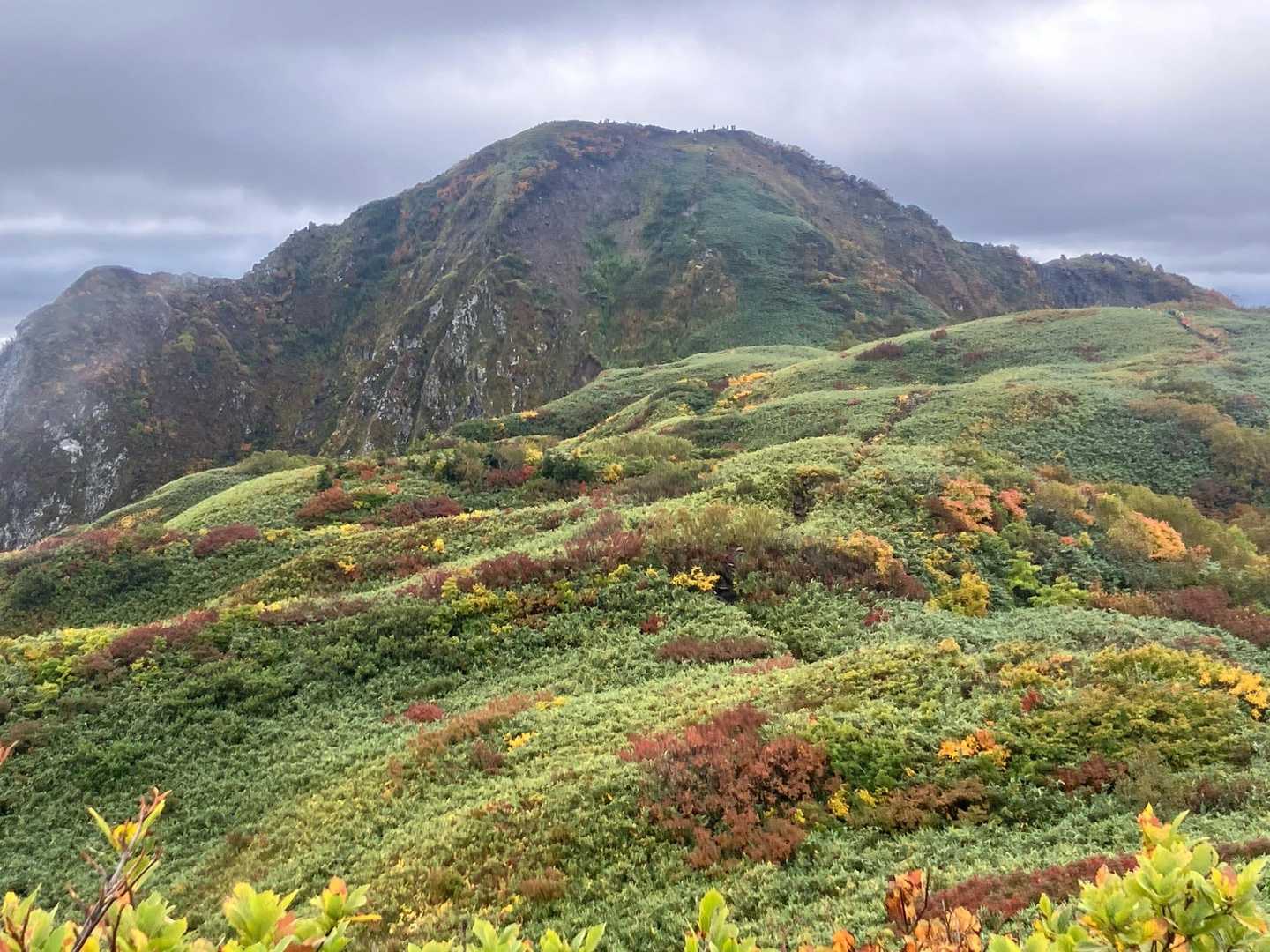 雨飾山と色付き始めた笹平