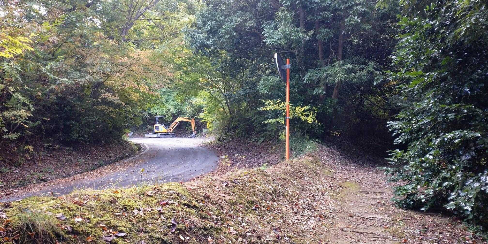 道を工事しています。今日は休工中