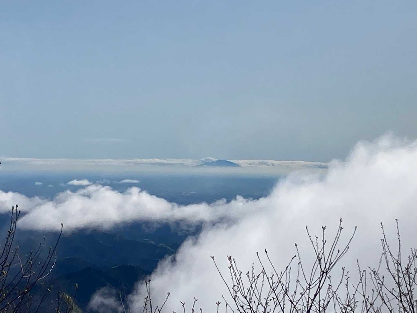 雲からポツンと出ているお山は筑波山?🤔