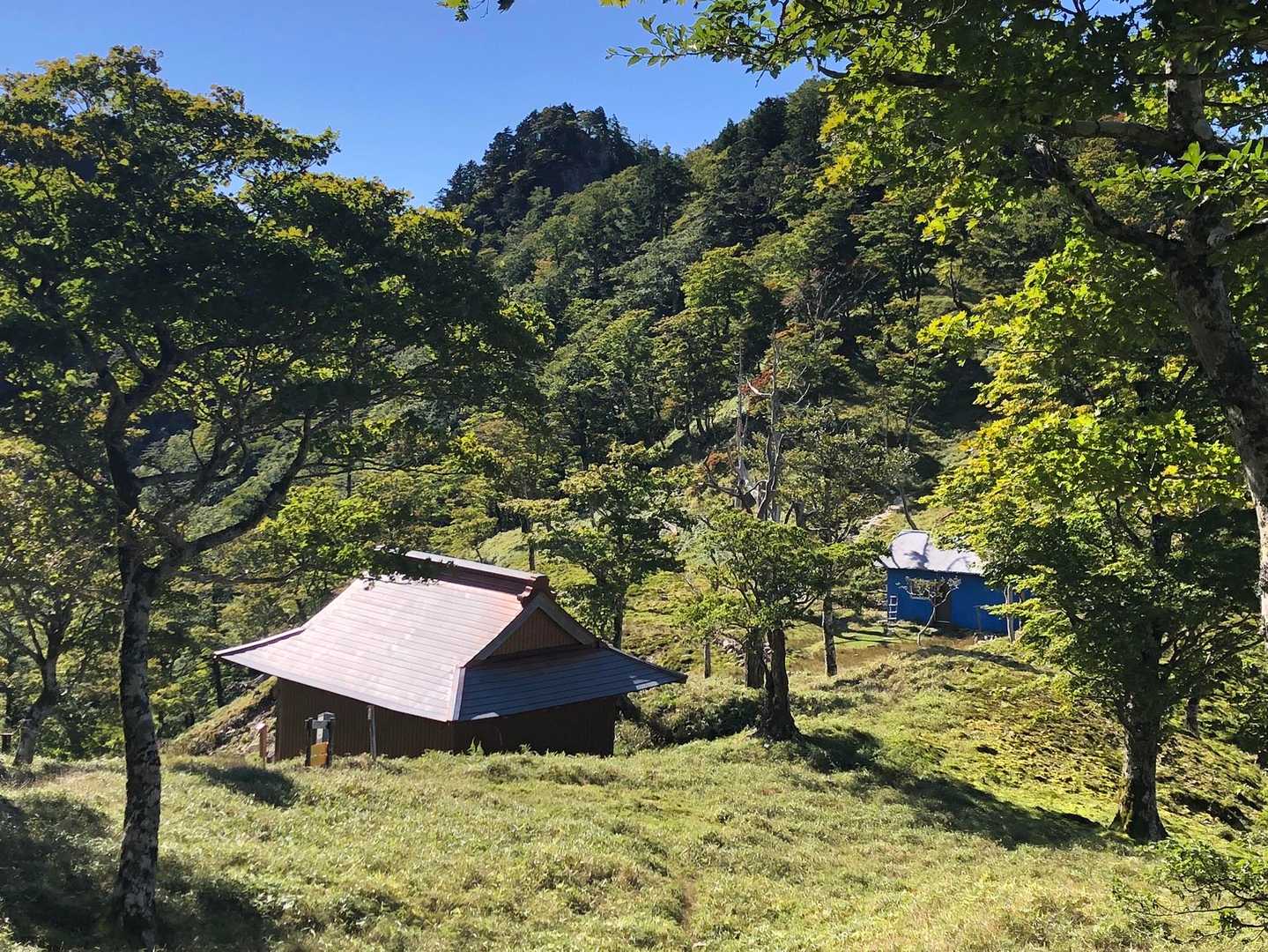 ようやく深仙ノ宿と避難小屋が見えてきました。