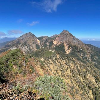 目指すは赤岳と赤岳頂上山荘✨
一応ゴール地点の蓼科山も奥に見えてますがこの時点では視界には入ってません😊