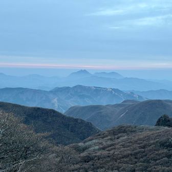 重なり合う稜線の先に由布岳🌾