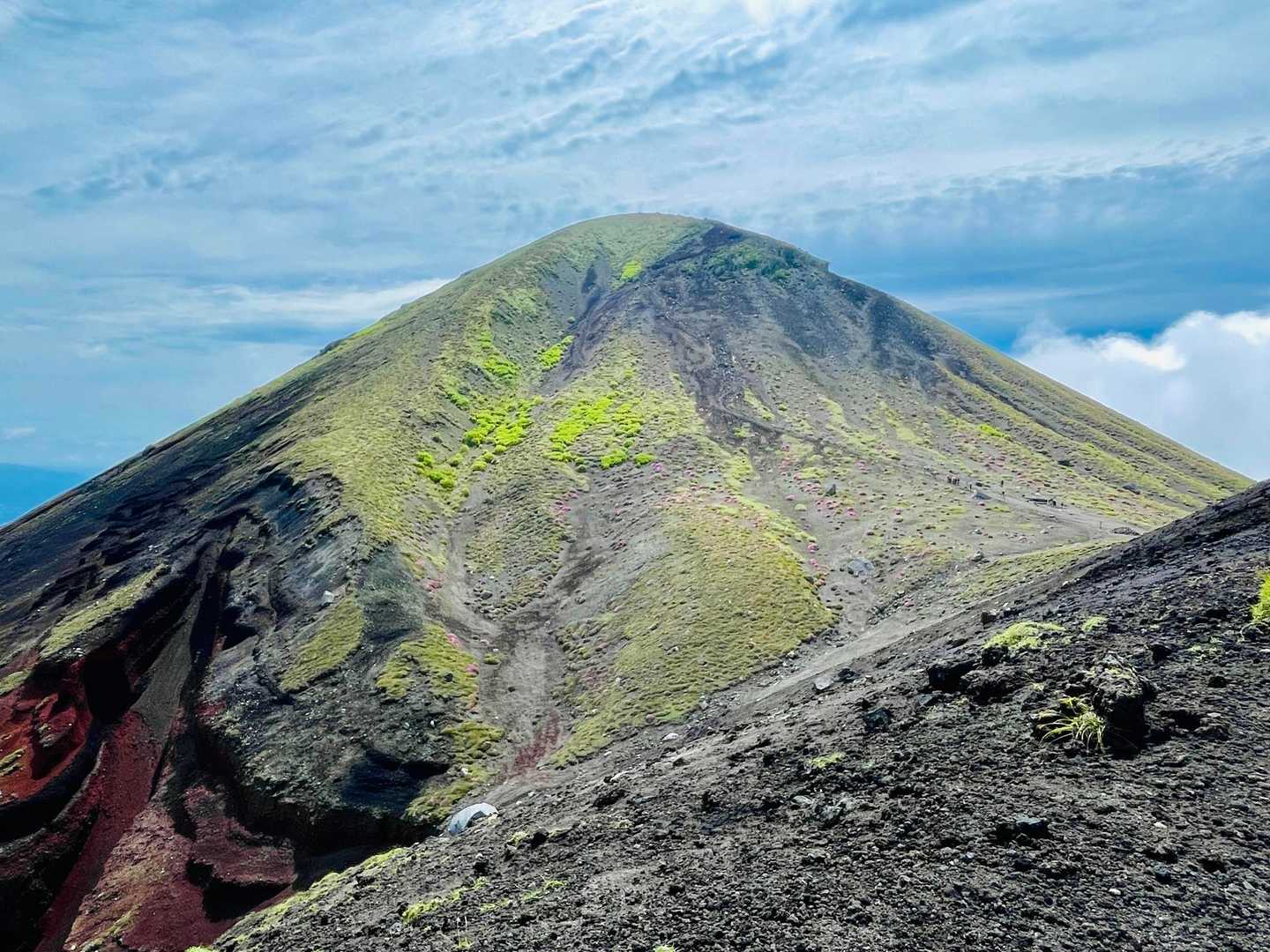高千穂峰 | 雄大な火山の絶景と天孫降臨伝説を訪ねる人気コースの写真