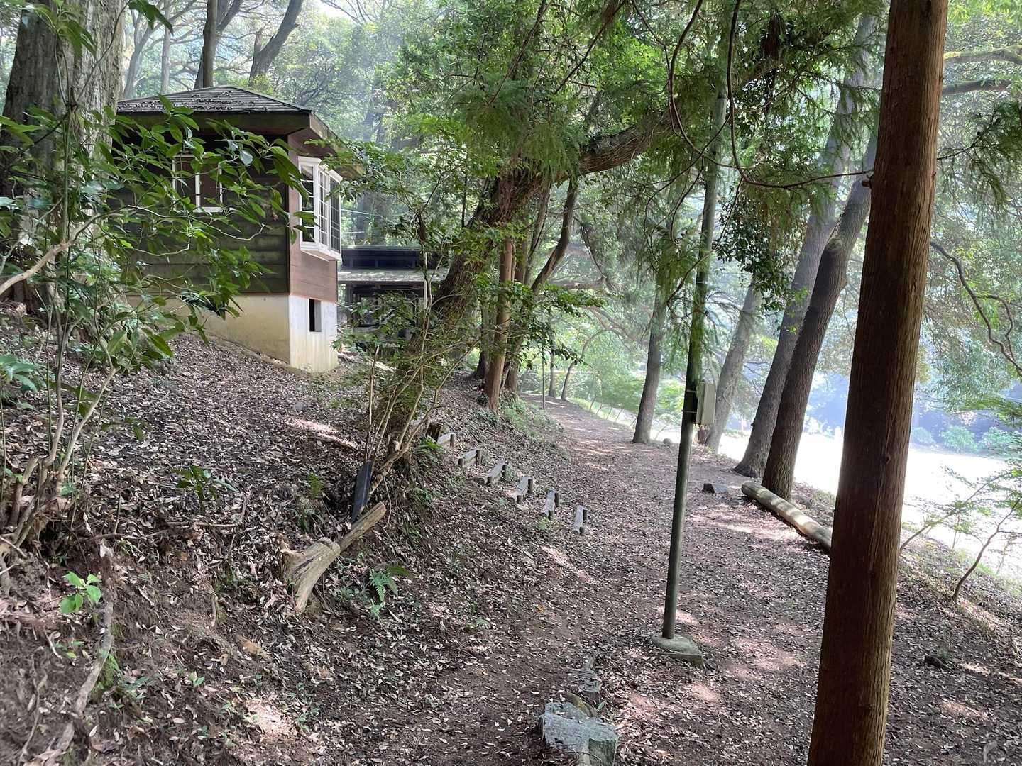 バンガローが見えてきました🤗
右手にキャンプファイアーができそうな広場あり。この時ちょうど野焼き中で煙かったです。。