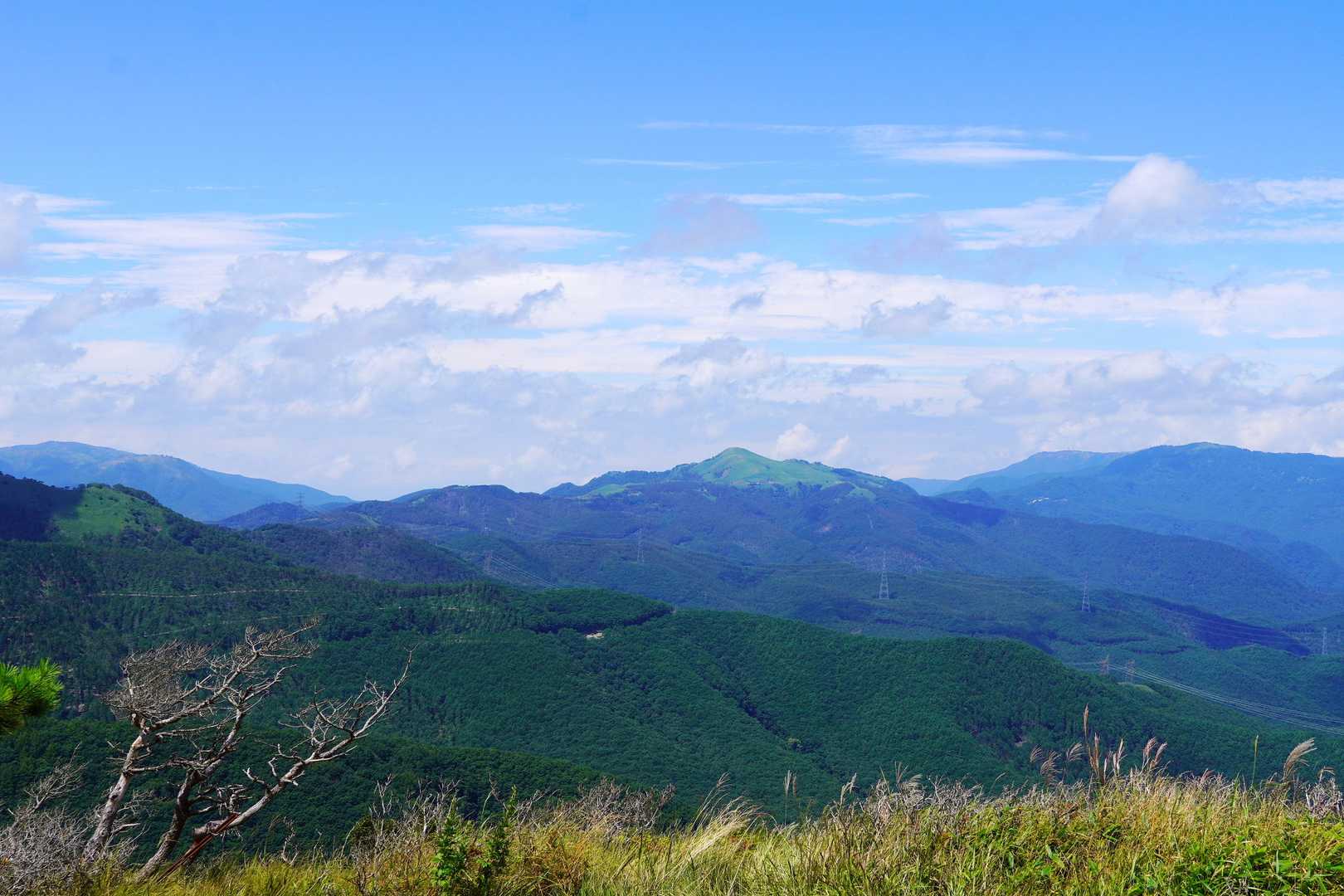 雲が多くて遠望は利きませんが近くの鉢伏山(左端)・三峰山(中)・美ヶ原は見えました。