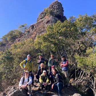 国東半島ロングトレイルでガイドさんを伴って外国の人が登ってきた✨
オーストラリア、アメリカ、スロベニア、ドイツ...後は忘れたけど世界中から😃
勿論、天念寺耶馬の大岩は登られなかったけど、無動寺に向かうらしい。
お気を付けて👋