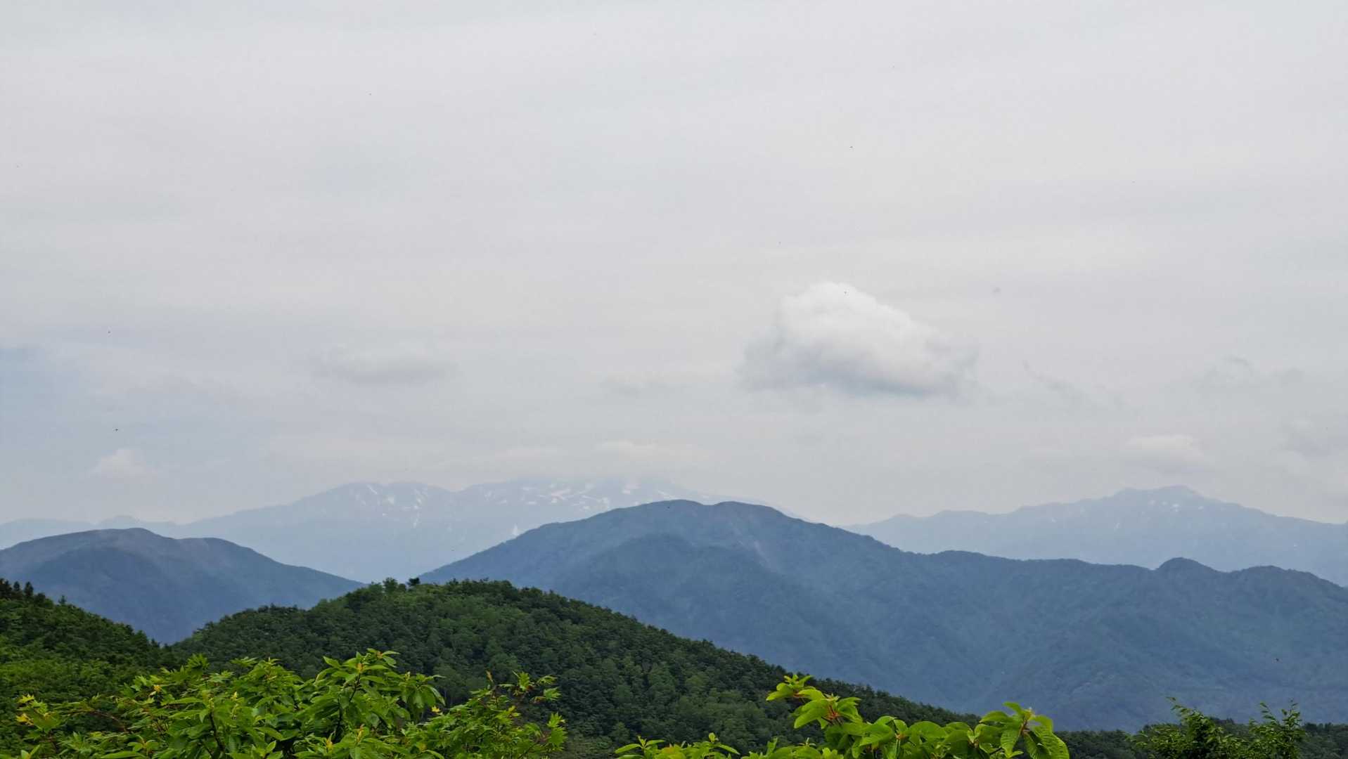 遠くに白山