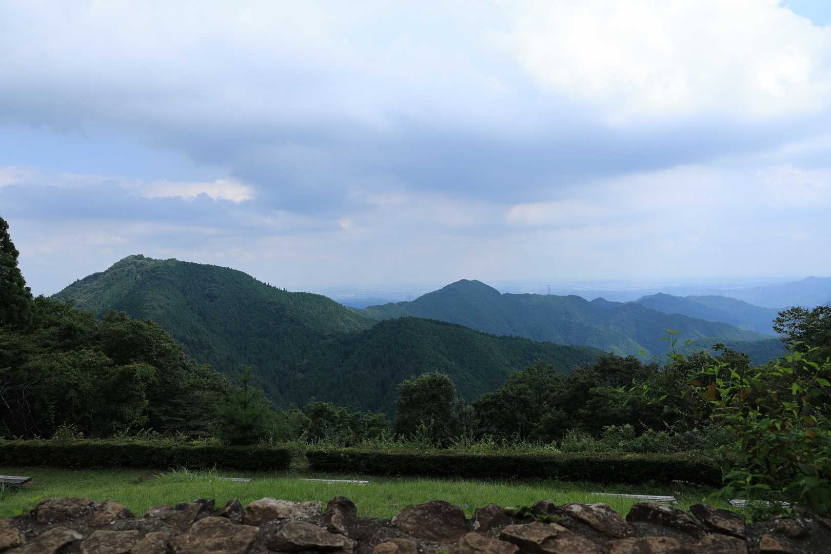 長尾平からの展望。
左、日の出山。いつもは日の出山～つるつる温泉だけど今回はここまで😅
この後自然のシャワー雷雨、5分程で再び晴れ間が🎶