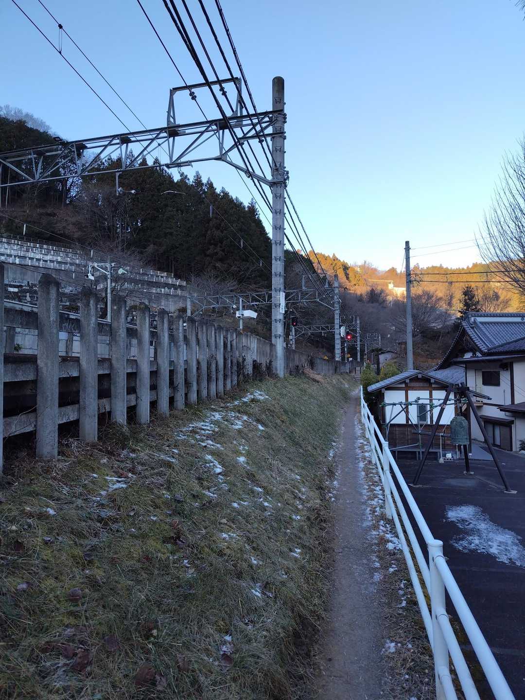 線路脇を進んで🚶