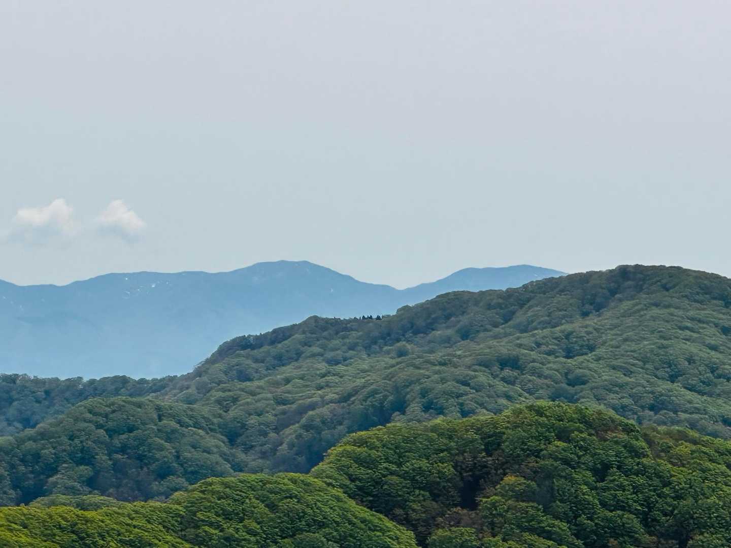 左が八森山、右が杢蔵山