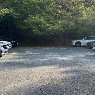 憩いの森公園駐車場です。7:30でほぼ満車です。数キロ下った所にも駐車場はあります。トイレは水洗式で過去1、2くらいキレイでした😚
