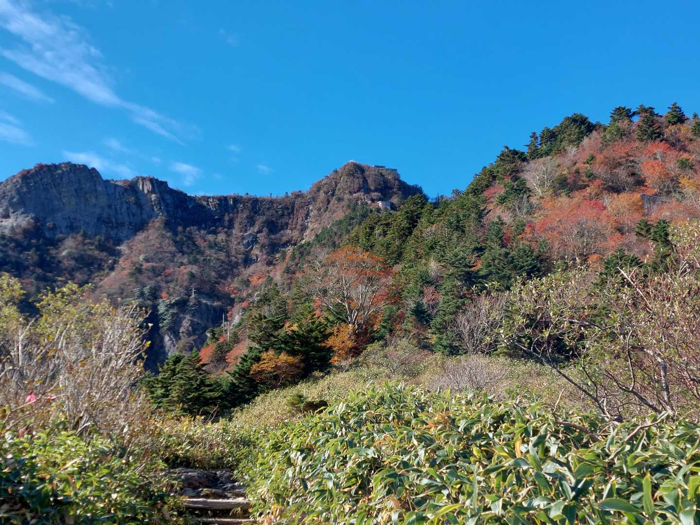 山頂と山腹のお社が見える！