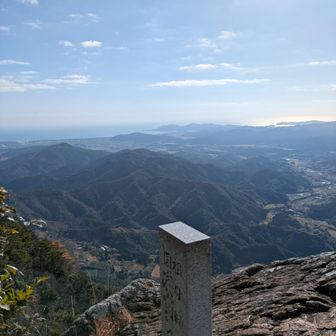 山頂から南方向、日向市の上に陽があり、海が光っています、今日は少し霞んでいましたが晴天でした😊