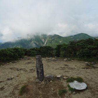 小朝日岳から望む大朝日岳