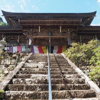 境内に入ると、正面に金堂が立ち現れます。そっと扉を開いて、本尊の不動明王像にお参りをしましょう。
福王寺の本尊は、1977年、落雷による火災で金堂ごと焼えてしまいました。今ある本尊はこの旧本尊を胎内仏として宿しているのだそうです。
