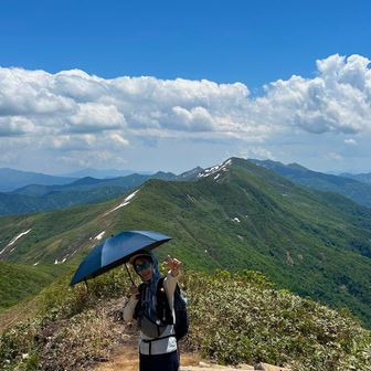 帰り道、巻機山のピークで休憩☕️
そこにおられたご夫婦が偶然にもInstagramでお互いにフォローしてる方でした😳
その時はそんなこととは知らず一言二言…
Instagramのリール見て下さって…
ウチの奥さんの日傘☂️を見てコメントいただきました♪
世の中狭すぎ😆
ありがとうございました😊

※動画は本文にリンクあります