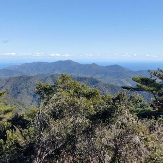 明神山の風車が見えます。