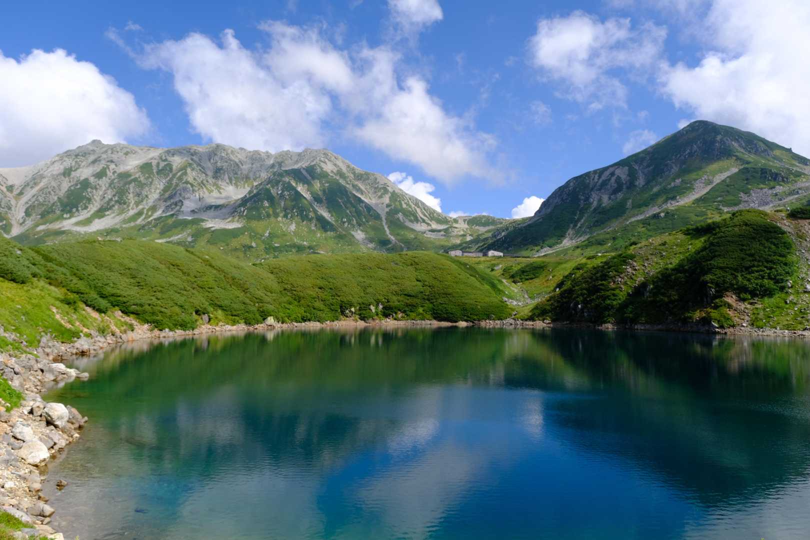 その反対側を振り向くと、『立山』有数の景勝地である『みくりが池』だ。『立山』の山容を火口湖に映す景観が素晴らしい。