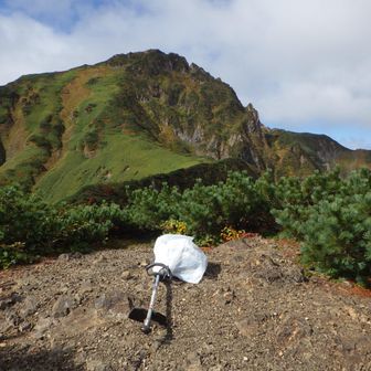 雲峰山の標識板は見つけられなかったが、デポしてある草刈機発見。
ありがたいことです。